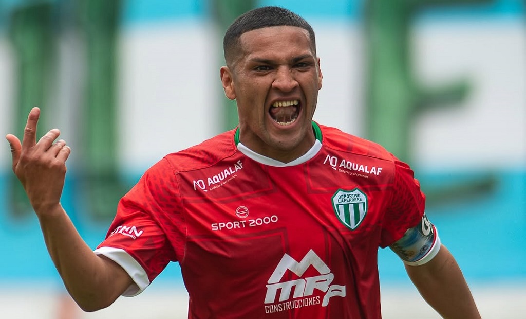 Fernando Paty Ortiz con la camiseta de Deportivo Laferrere