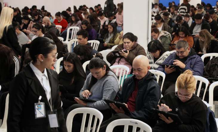 Aspirantes rindiendo examen digital en sede del Correo Argentino