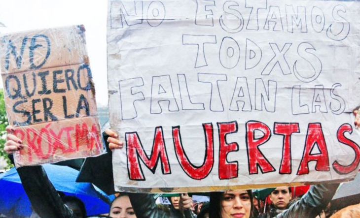 Mujeres con carteles en una marcha contra la violencia de género