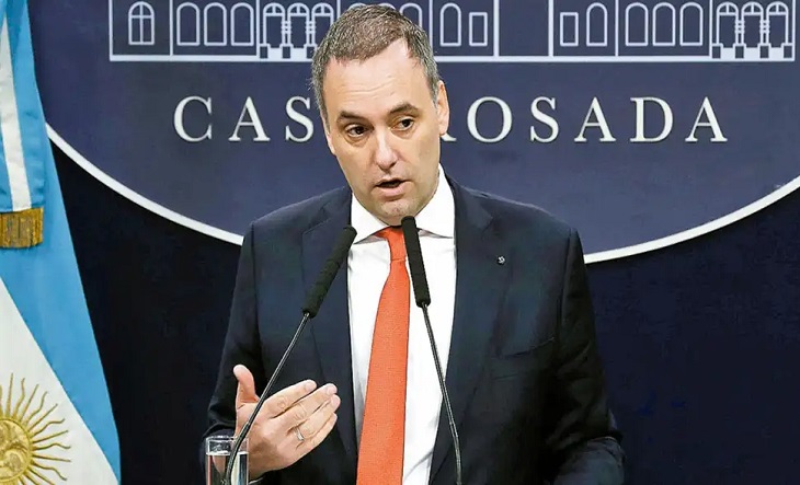 Manuel Adorni en una conferencia de prensa