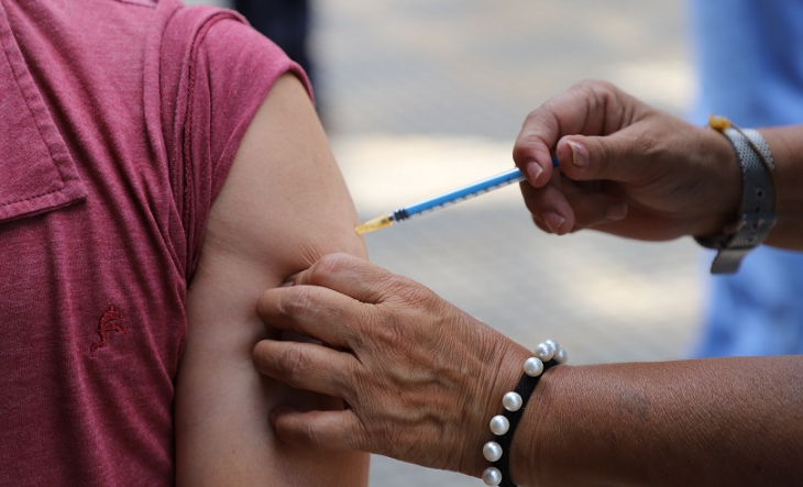 Vacunatorio con personal de salud aplicando una dosis