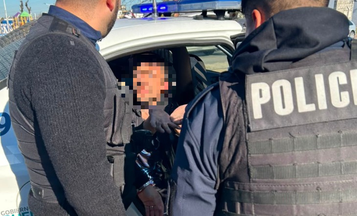 Policía detiene a un hombre en la vía pública