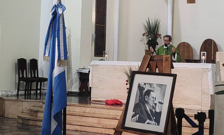 Ofrenda floral en busto de Perón en Palacio Municipal de La Matanza