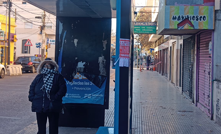 Personas abrigadas caminando por la calle en un día helado en La Matanza
