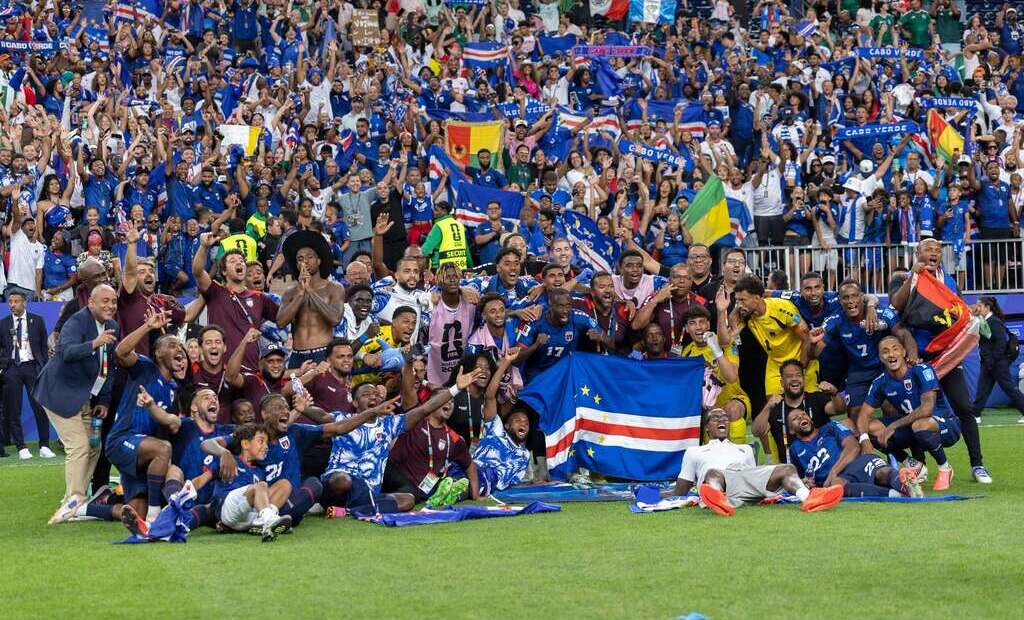 Jugadores de Cabo Verde celebrando en el campo de juego