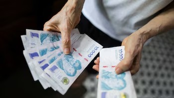 billetes de pesos argentinos sobre una mesa