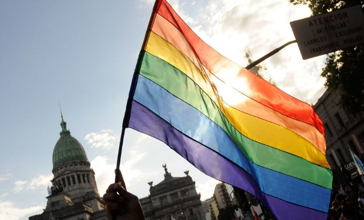 Personas con banderas arcoíris en una marcha por la diversidad