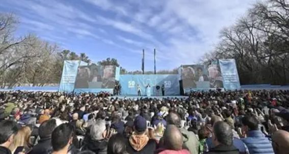 Axel Kicillof frente al mausoleo de Perón en la Quinta 17 de Octubre