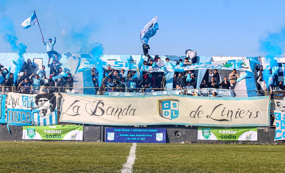 Escudo del Club Social y Deportivo Liniers sobre fondo celeste