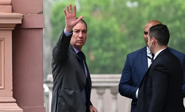 Fachada de la Casa Rosada con banderas argentinas