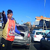 Delincuente apuntando con un arma a una mujer en un auto en un semáforo