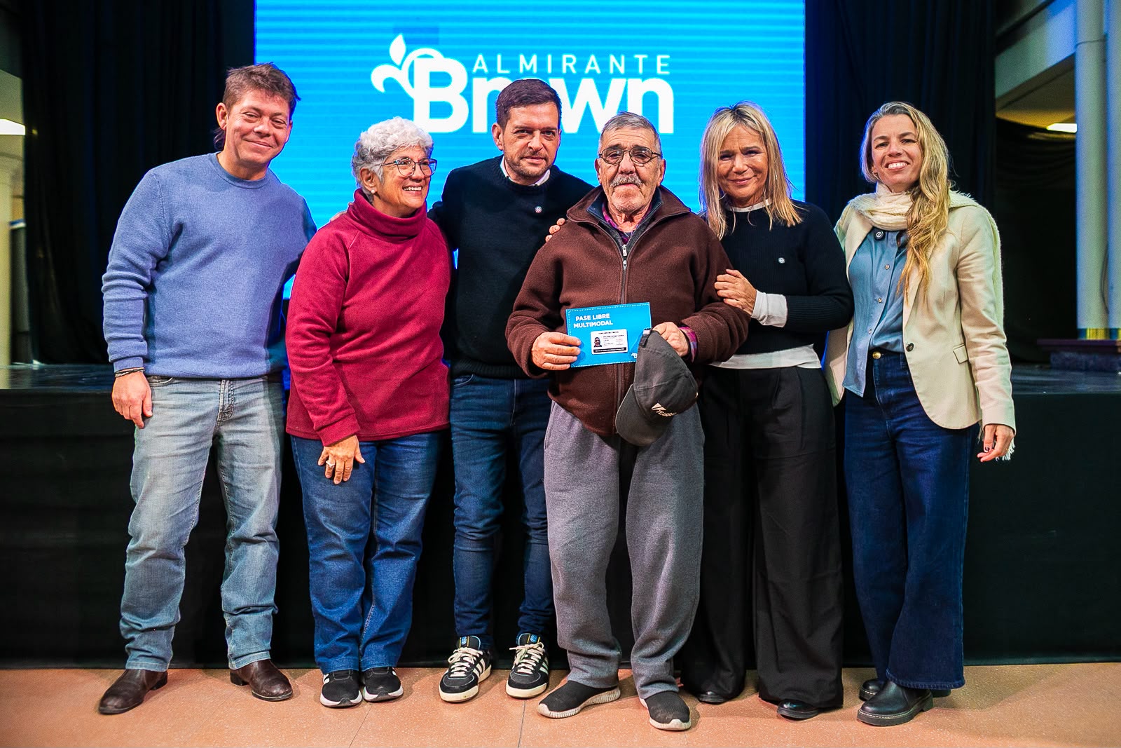 Entrega de pases multimodales en la Casa Municipal de la Cultura de Almirante Brown