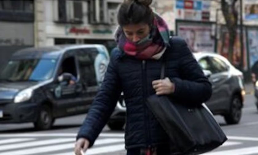 Termómetro marcando temperatura bajo cero en un día de invierno