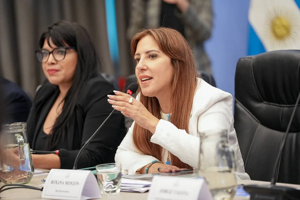 Roxana Monzón hablando en un micrófono