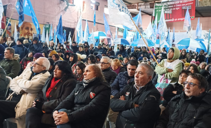 Acto homenaje a Perón en Rafael Castillo con oradores y banderas peronistas