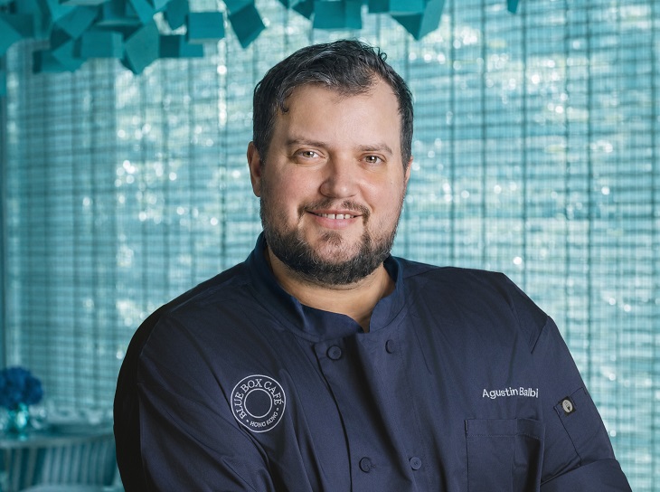 Chef Agustín Ferrando Balbi en la cocina del Tiffany Blue Box Café
