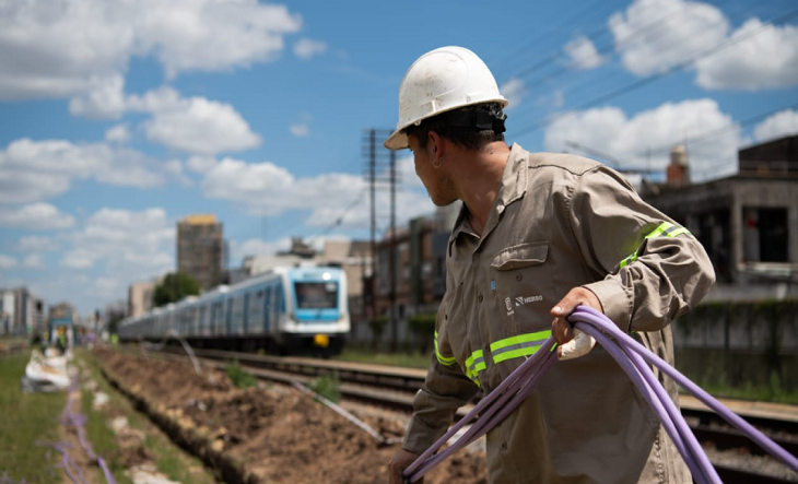 Estación de tren con andenes y obras de infraestructura