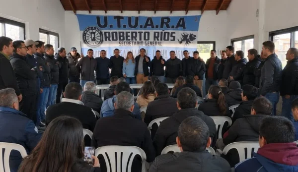 Roberto Ríos, secretario general de UTUARA, en una conferencia de prensa
