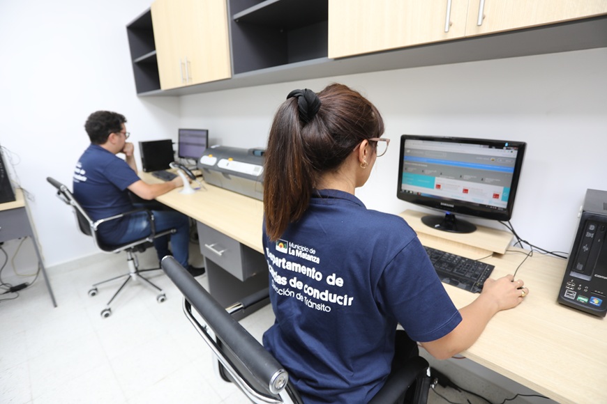 Persona realizando examen de manejo en un centro de emisión de licencias