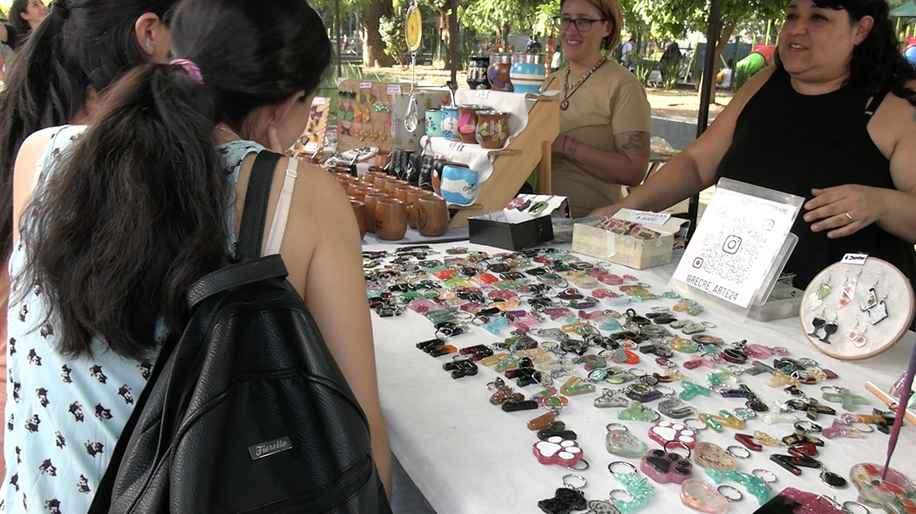 Puestos de feria de emprendedores en una plaza de La Matanza