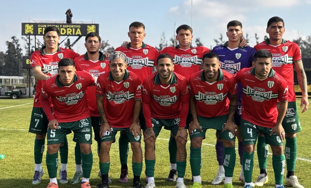 Jugadores de Deportivo Laferrere celebrando un gol en el estadio Carlos V