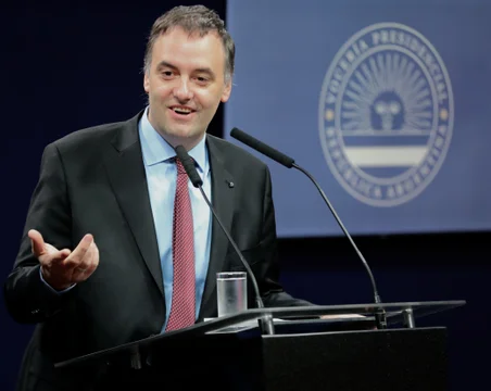 Manuel Adorni en una conferencia de prensa
