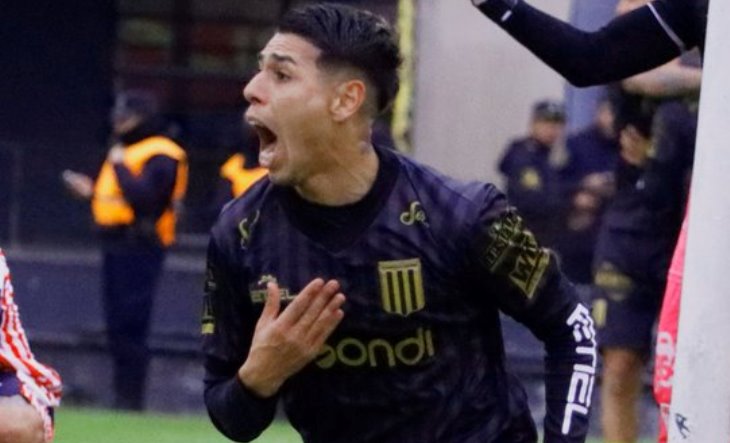 Jugadores de Almirante Brown celebrando un gol en el estadio Fragata Sarmiento