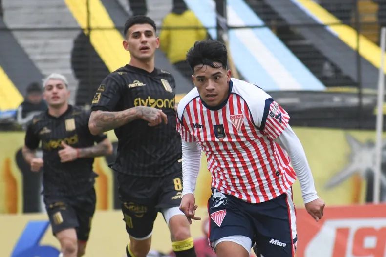 Estadio Fragata Presidente Sarmiento durante el partido entre Almirante Brown y Los Andes