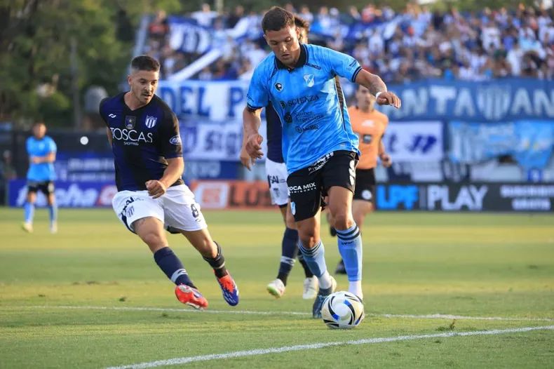 Jugadores de Temperley celebrando un gol en el estadio Alfredo Beranger