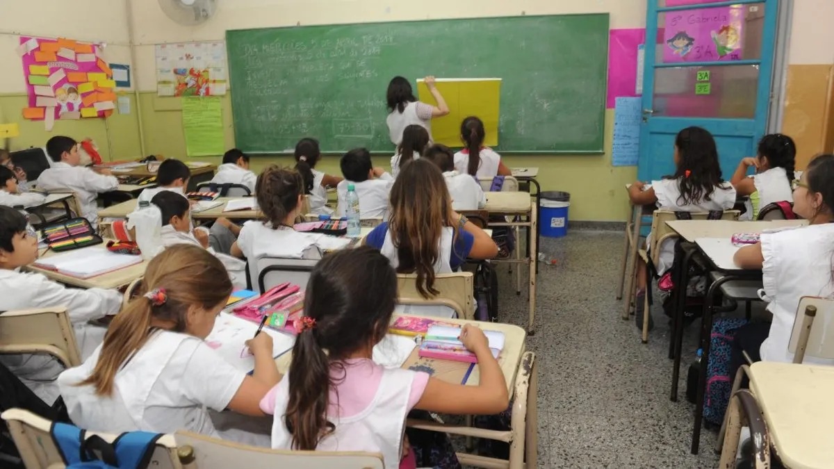 Estudiantes en un aula de escuela primaria realizando una prueba