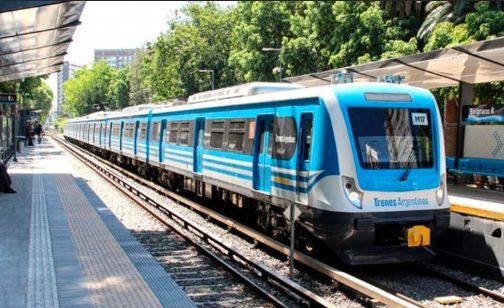 Estación de tren con andenes en obras y carteles de Trenes Argentinos