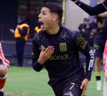 Jugadores de Almirante Brown celebrando un gol en el estadio Fragata Presidente Sarmiento