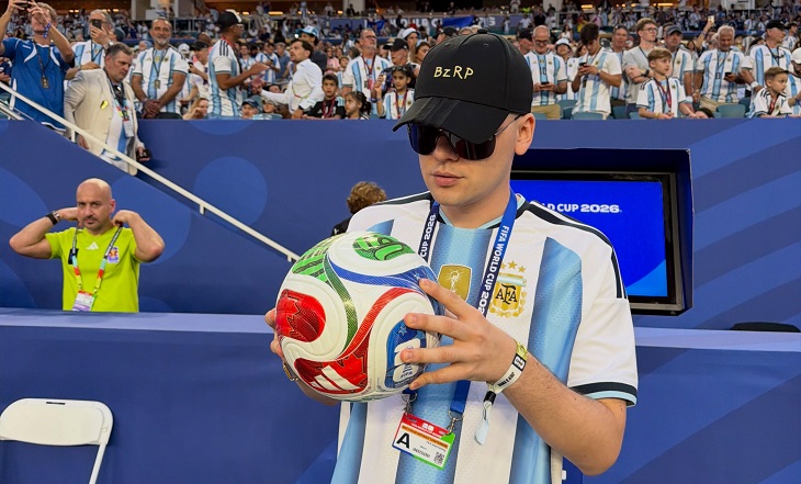 Bizarrap con la pelota oficial en el campo de juego del Miami Stadium