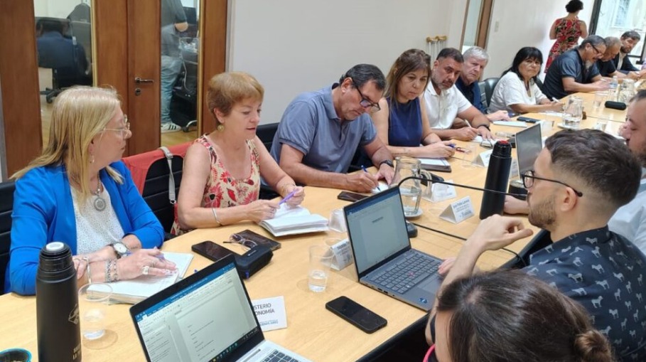 Reunión paritaria entre funcionarios provinciales y gremios docentes