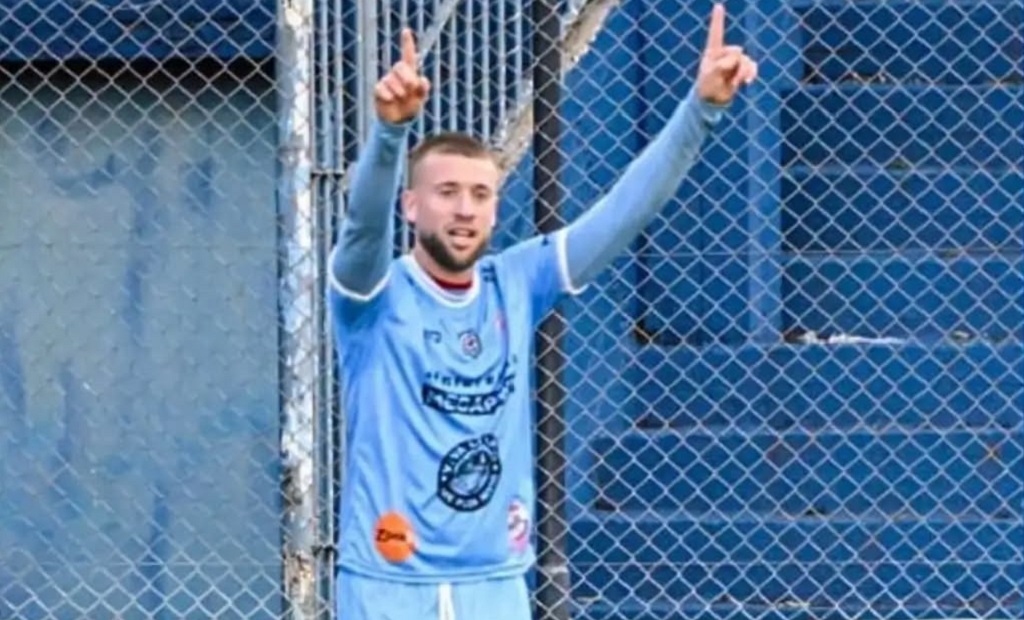 Jugadores de Yupanqui celebrando un gol en la cancha de Almagro