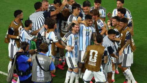 Jugadores de la Selección argentina celebrando un gol en el partido contra Egipto
