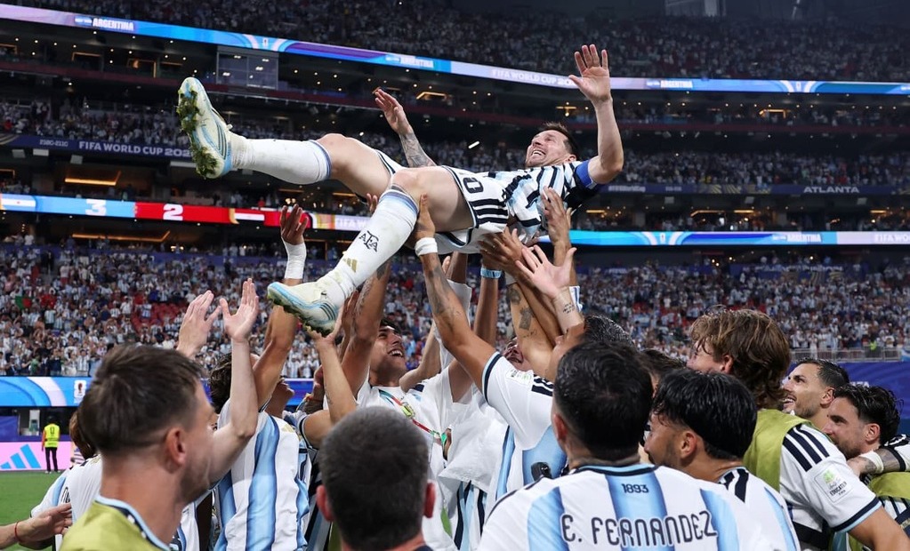 Jugadores argentinos celebrando un gol en el partido contra Egipto