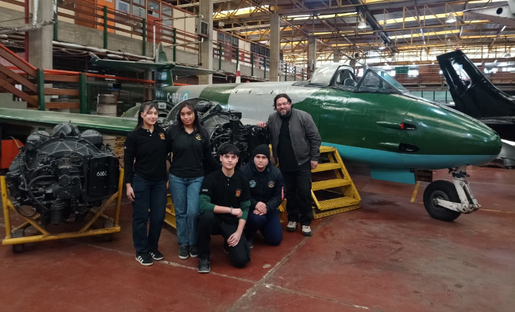Estudiantes trabajando en la restauración de un avión Gloster Meteor
