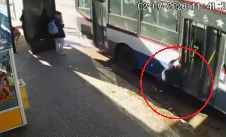 Colectivo de la línea 218 en una calle de González Catán