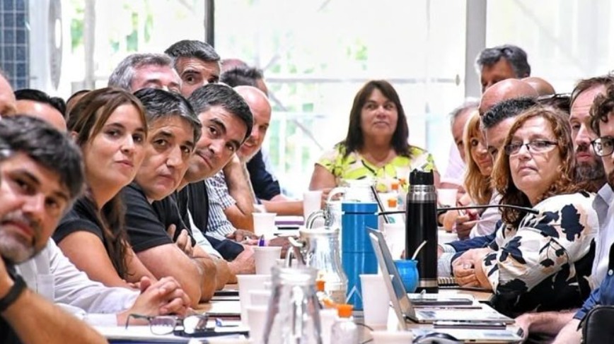 Reunión paritaria entre funcionarios provinciales y gremios estatales