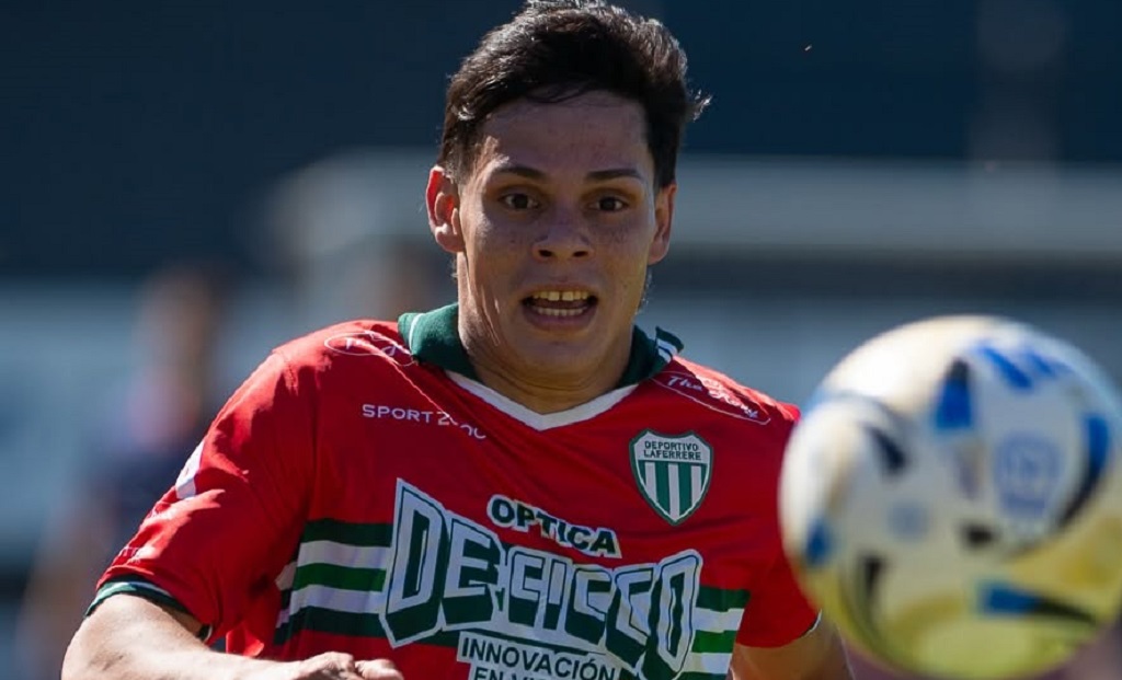 Franco Romero celebrando un gol con la camiseta de Deportivo Laferrere