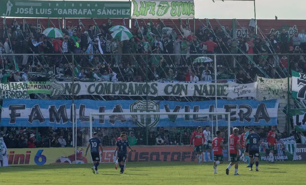 Estadio de Deportivo Laferrere con público en las tribunas