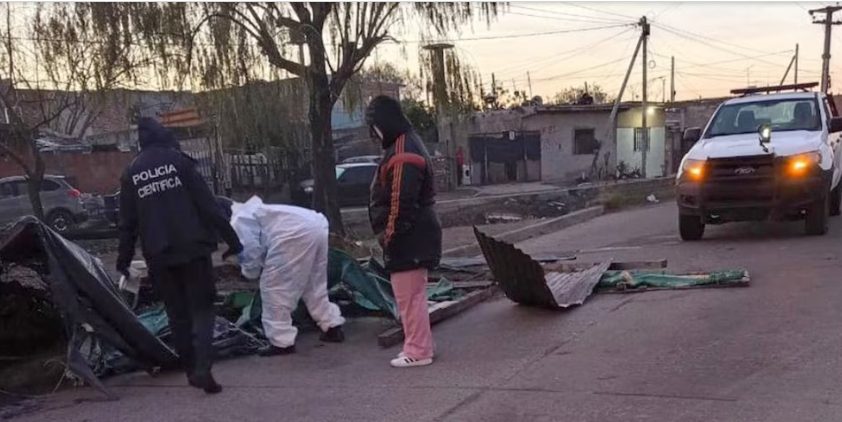 Calle de Rafael Castillo con vallas policiales y cinta de seguridad