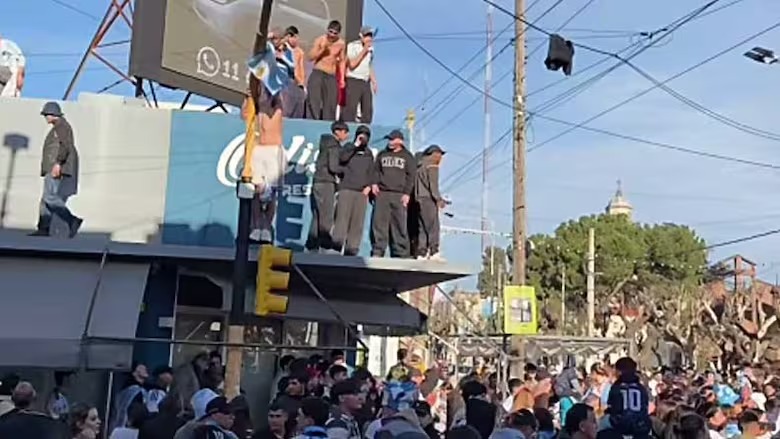 Festejos de la Selección Argentina en la calle con banderas