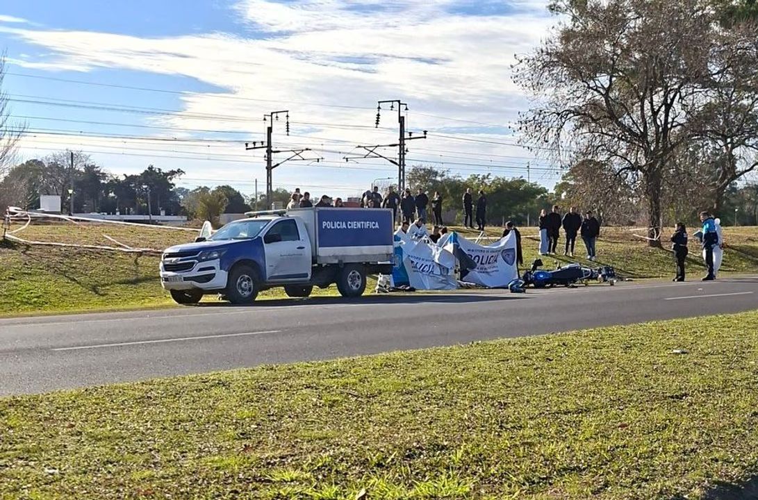 Moto policial y cinta de seguridad en la escena del tiroteo en La Plata