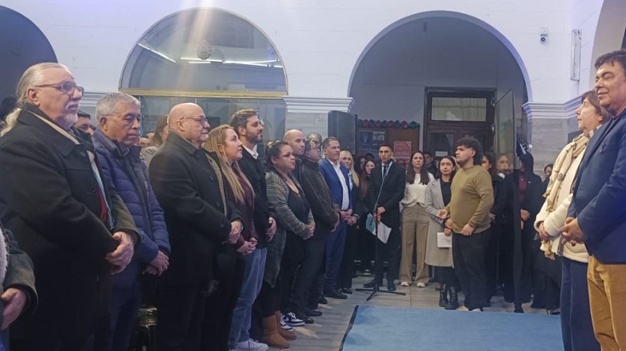 Intendente Fernando Espinoza tomando juramento a nuevas autoridades en el Palacio Municipal