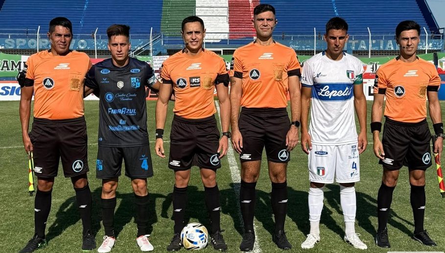 Estadio de fútbol con público en las tribunas durante un partido de ascenso