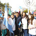 Fernando Espinoza habla en un acto con banderas argentinas de fondo