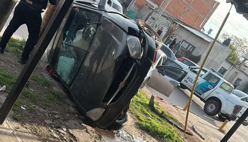 Auto volcado en la esquina de Molina y Colastine tras persecución policial