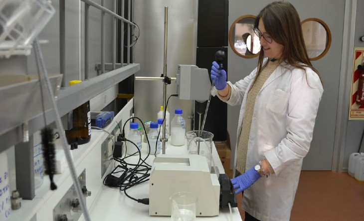 Gustavo Mendow en su laboratorio del CCT CONICET Santa Fe